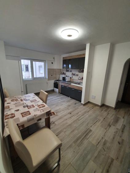 Apartament cu 3 camere decomandat în Intim