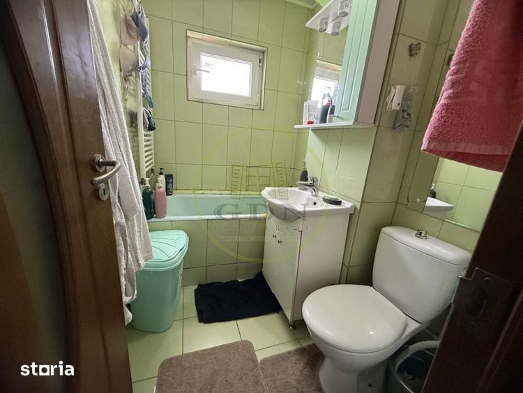 Apartament cu 3 camere semidecomandat în Craiovița Nouă