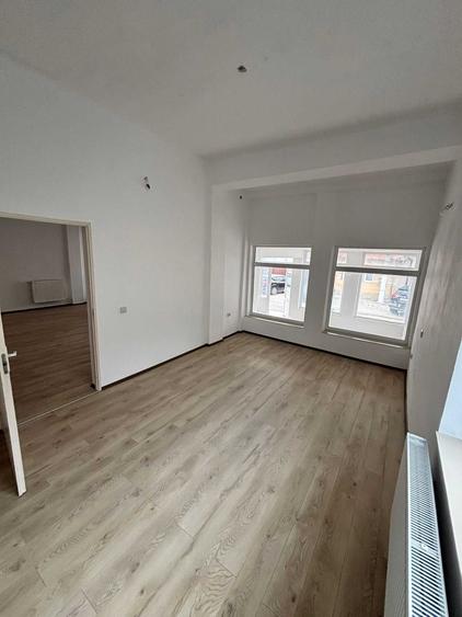 Apartament cu 4 camere nedecomandat în Pianu