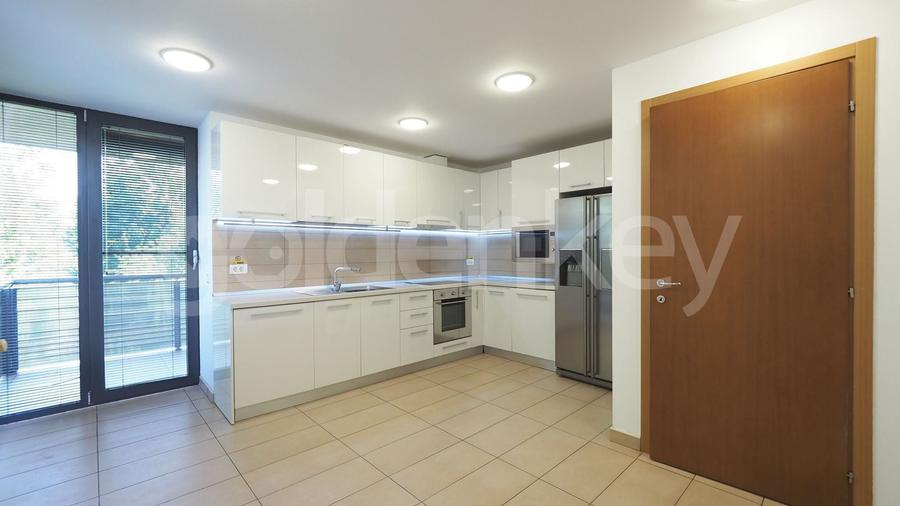 Apartament cu 3 camere semidecomandat, mobilat în Primăverii