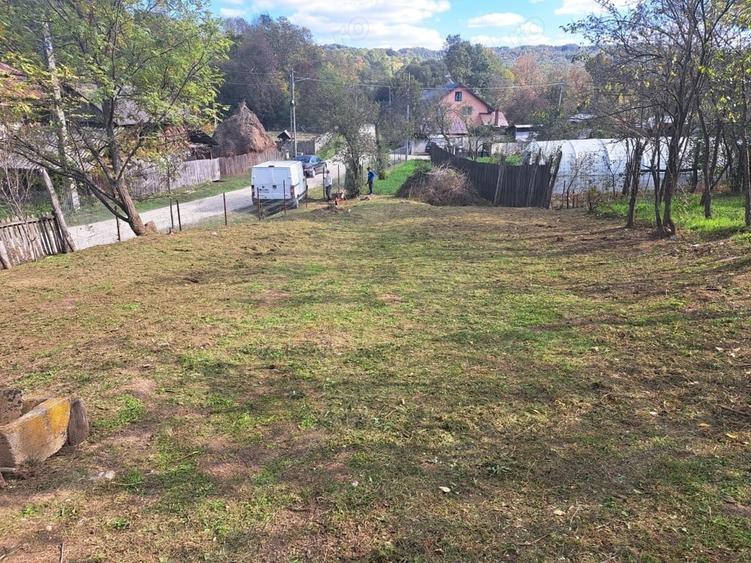 Casă cu 3 camere cu Teren 2200 Mp în Central