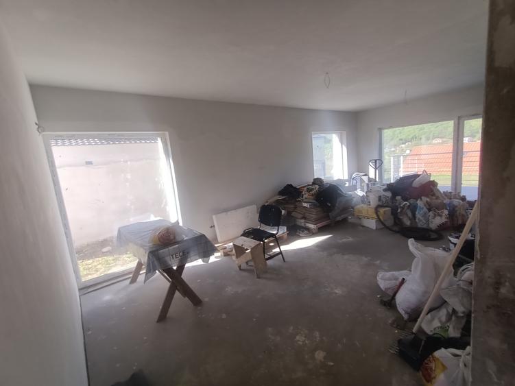 Casă cu 5 camere cu Garaj în Exterior Nord