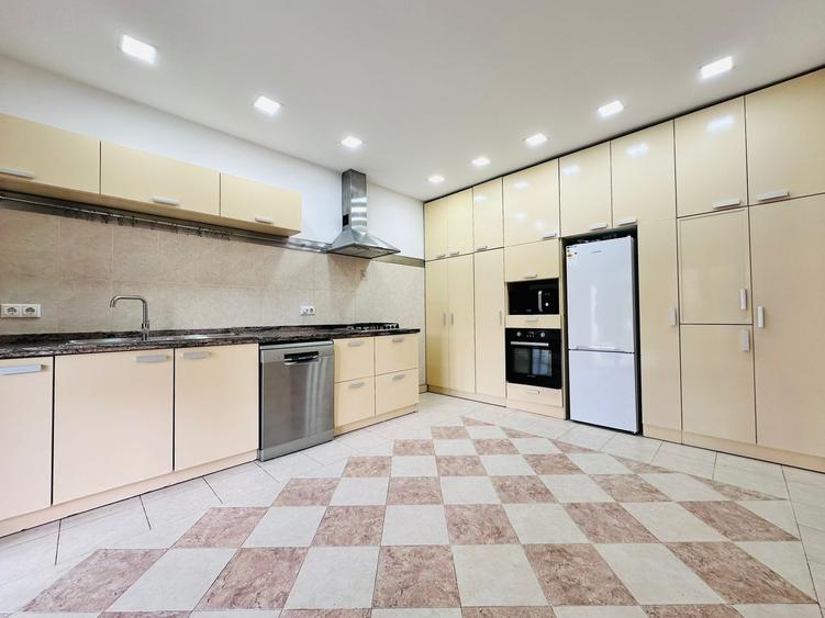 Duplex cu 6 camere cu Canalizare în Central