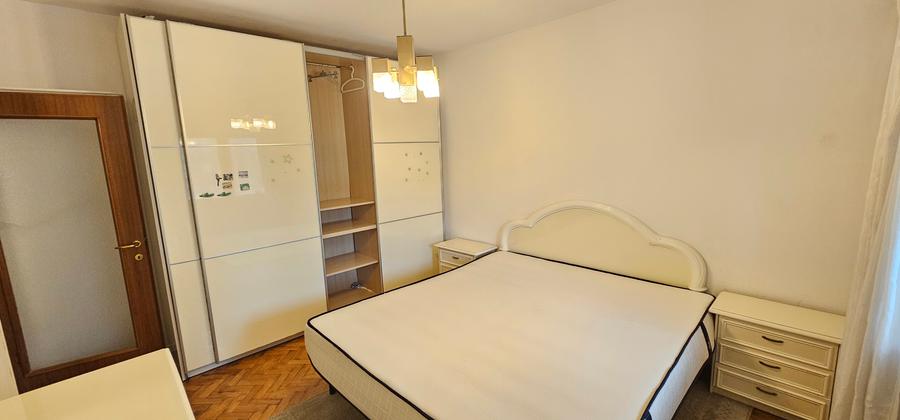 Apartament cu 3 camere semidecomandat, mobilat în Capitale