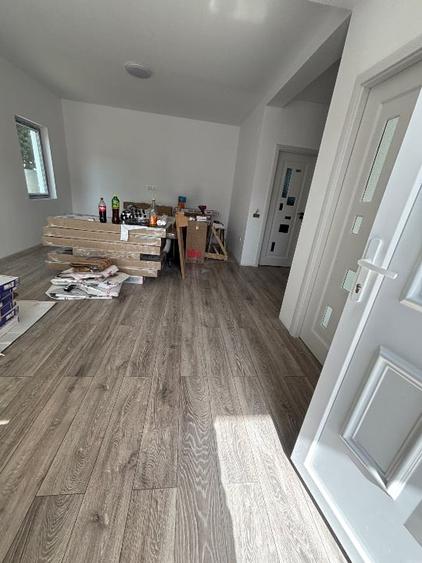 Duplex cu 3 camere cu Canalizare în Est