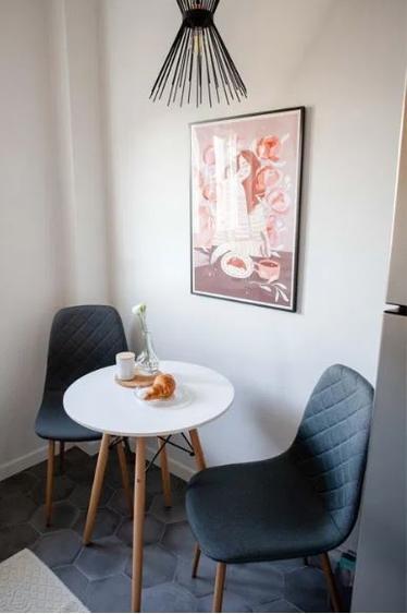 Apartament cu 2 camere decomandat, mobilat în P-ța Victoriei
