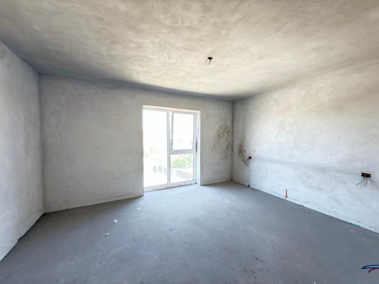 Duplex cu 4 camere decomandat cu Canalizare în Central