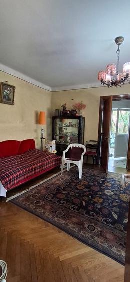 Apartament cu 8 camere semidecomandat în Cotroceni