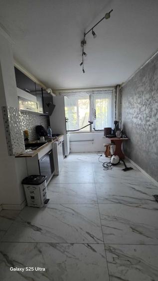 Apartament cu 3 camere decomandat în Titan