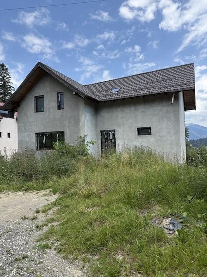 Casă cu 4 camere în Clăbucet