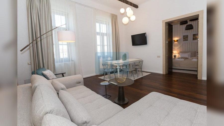 Apartament cu 2 camere semidecomandat, mobilat în Central