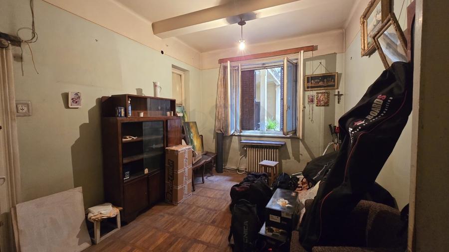 Apartament cu 3 camere semidecomandat în P-ța Romană