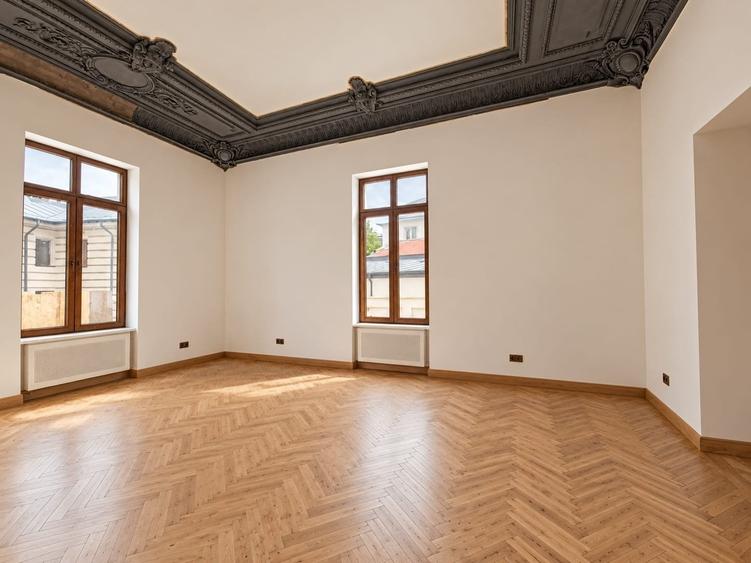 Casă cu 16 camere cu Teren 665 Mp în Universitate