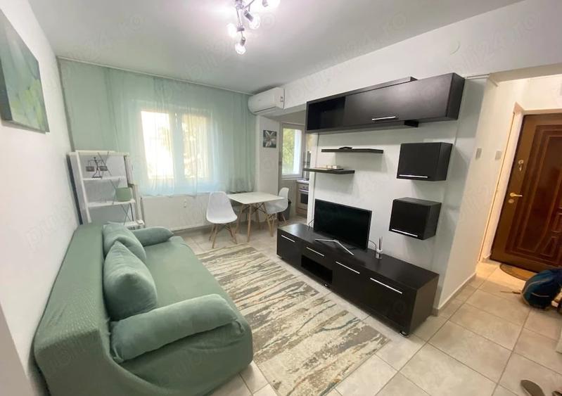 Apartament cu 2 camere semidecomandat în Podu Roș