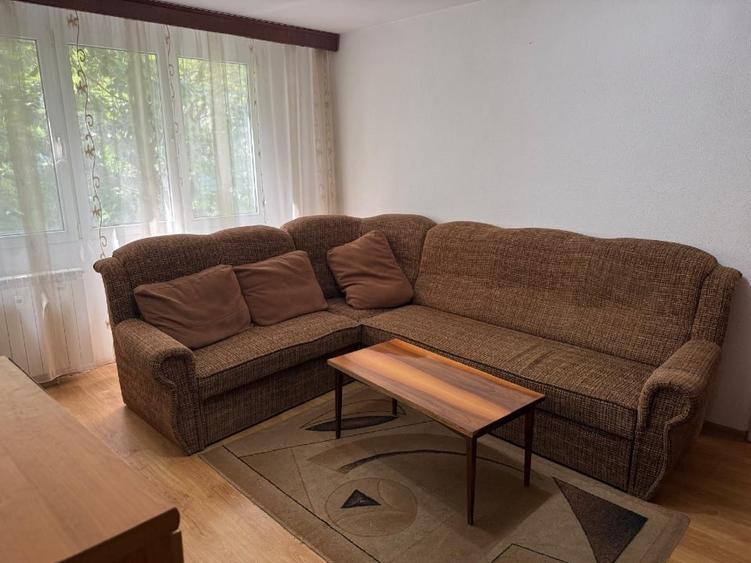 Apartament cu 3 camere semidecomandat, mobilat în Prelungirea Ghencea