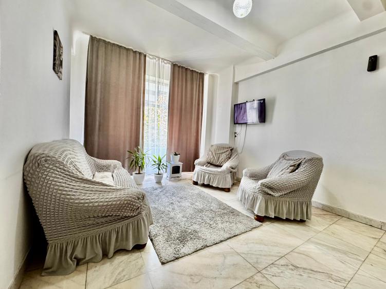 Apartament cu 3 camere semidecomandat în P-ța Unirii
