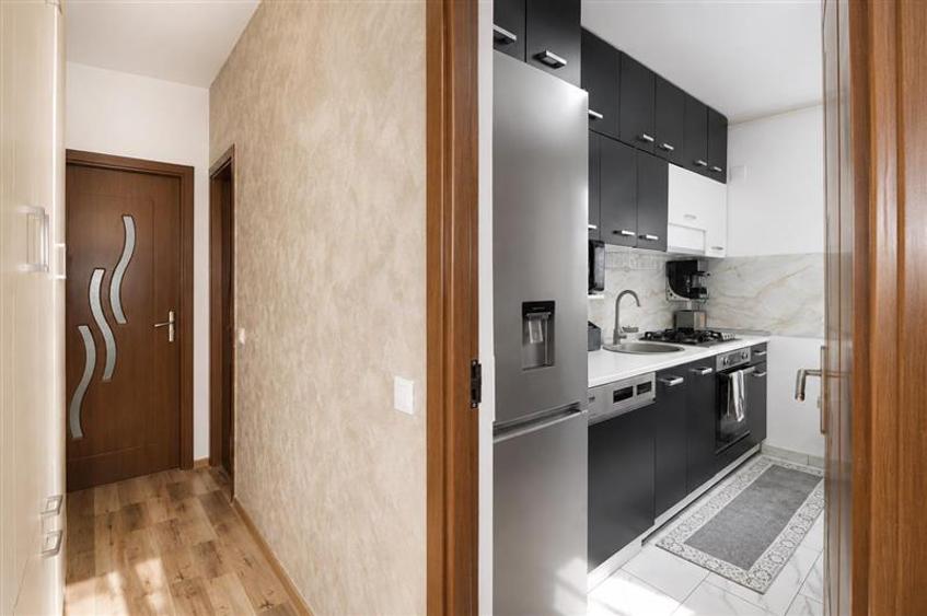 Apartament cu 2 camere decomandat în Tractorul