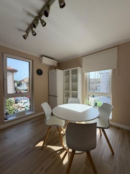Apartament cu 3 camere semidecomandat, mobilat în Orașul Vechi