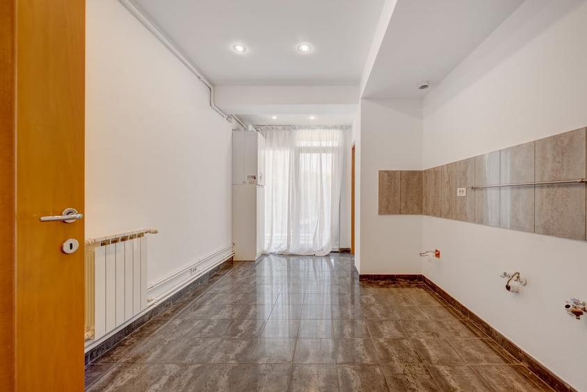 Apartament cu 4 camere decomandat în Primăverii