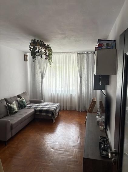 Apartament cu 3 camere decomandat în Răcădău