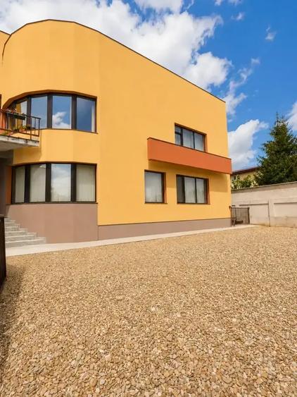 Casă individuală cu 12 camere cu Canalizare în Fundeni