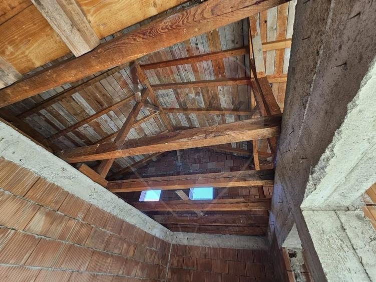 Casă cu 6 camere cu Teren 350 Mp în Central
