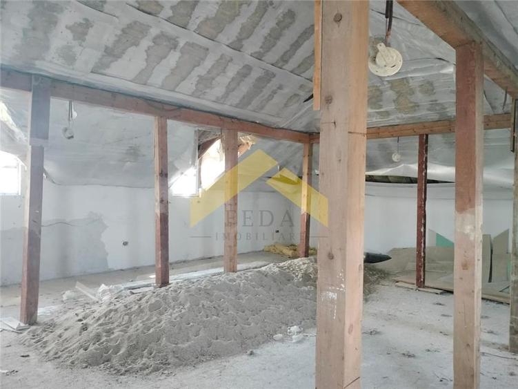 Casă individuală cu 7 camere cu Piscina în Fântânele