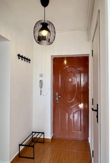 Apartament cu 3 camere semidecomandat, mobilat în Drumul Taberei