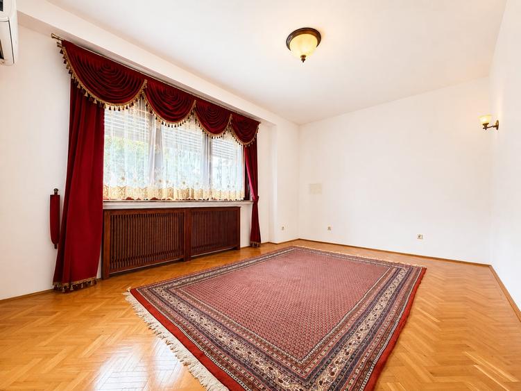 Casă individuală cu 12 camere cu Canalizare în Central