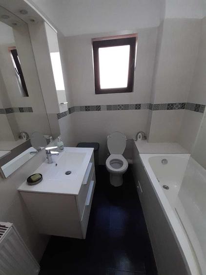Apartament cu 3 camere semidecomandat în Central
