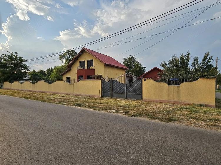 Casă cu 2 camere cu Teren 3800 Mp în Central