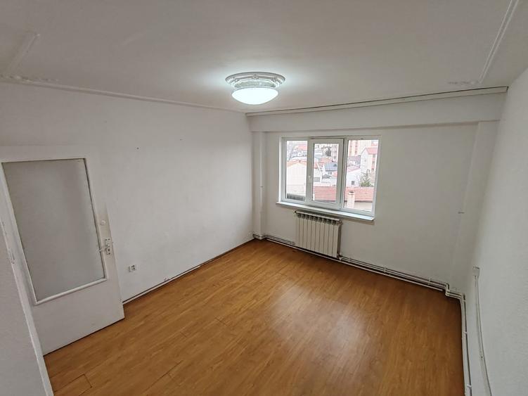 Apartament cu 2 camere decomandat în Casa de Cultură