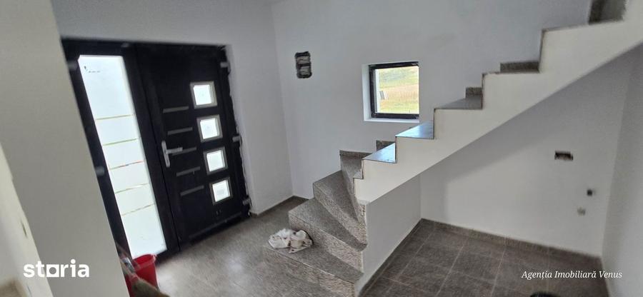 Casă cu 5 camere cu Teren 1000 Mp în Mihai Eminescu