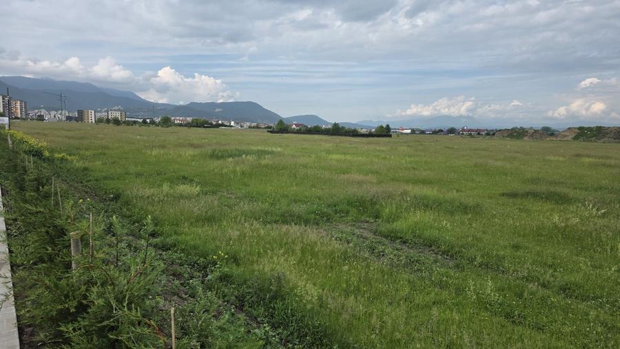 Teren de 1000 mp, în Tractorul