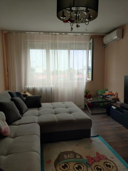 Apartament cu 3 camere decomandat în Titan