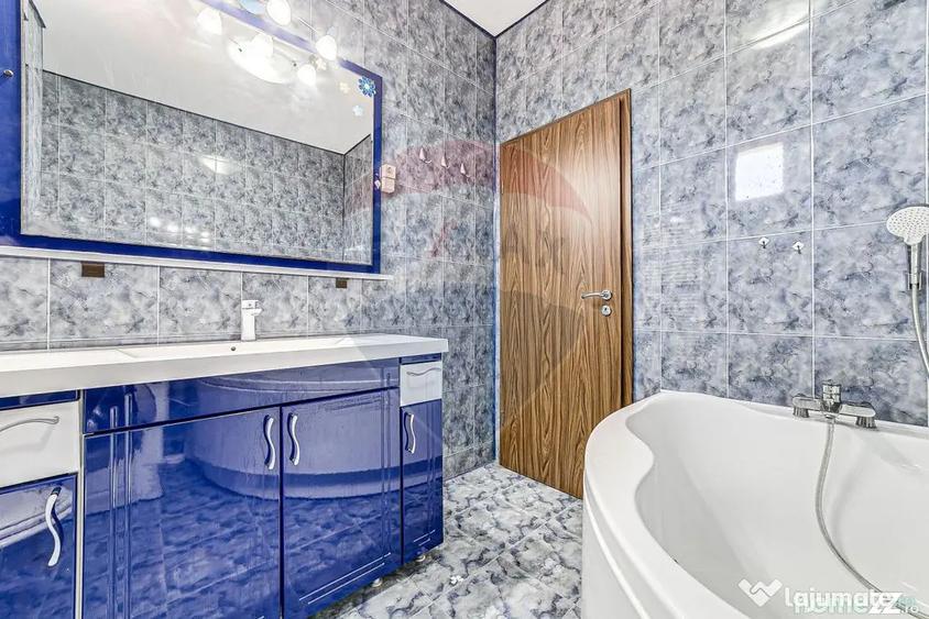 Apartament cu 3 camere decomandat în Boul Roșu