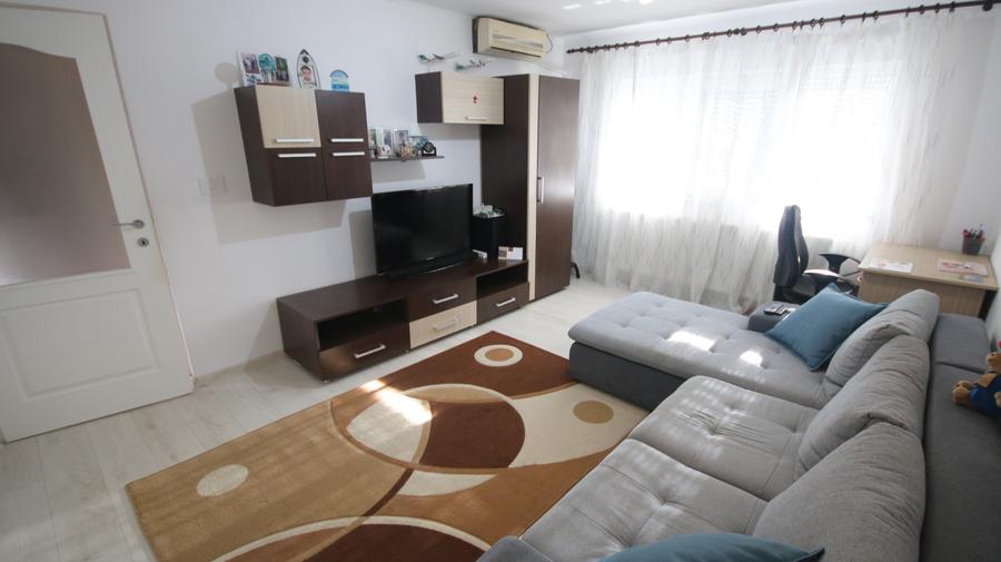 Apartament cu 3 camere semidecomandat în Cetății