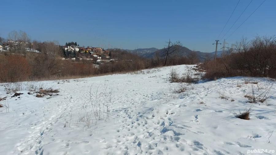Teren de 4355 mp, în Est