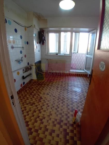Apartament cu 4 camere decomandat în Libertății