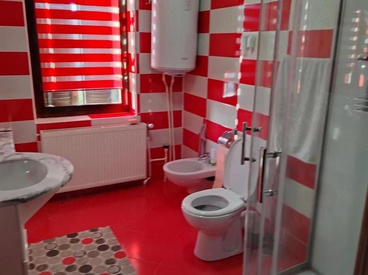 Casă individuală cu 5 camere cu Teren 1100 Mp în Central