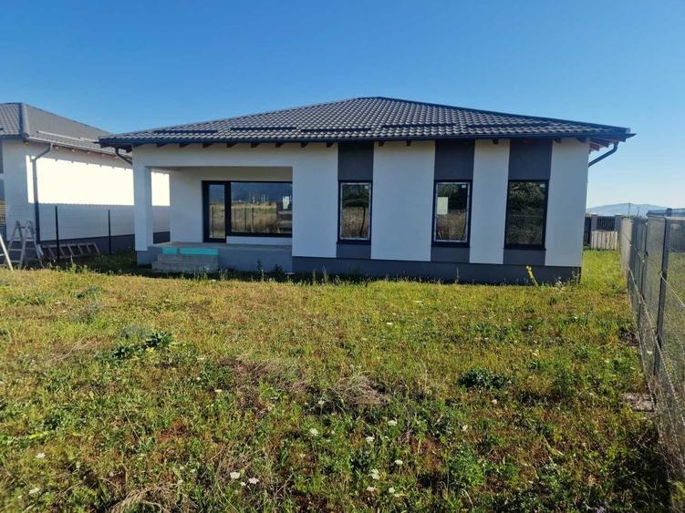 Casă cu 4 camere în Tărlungeni