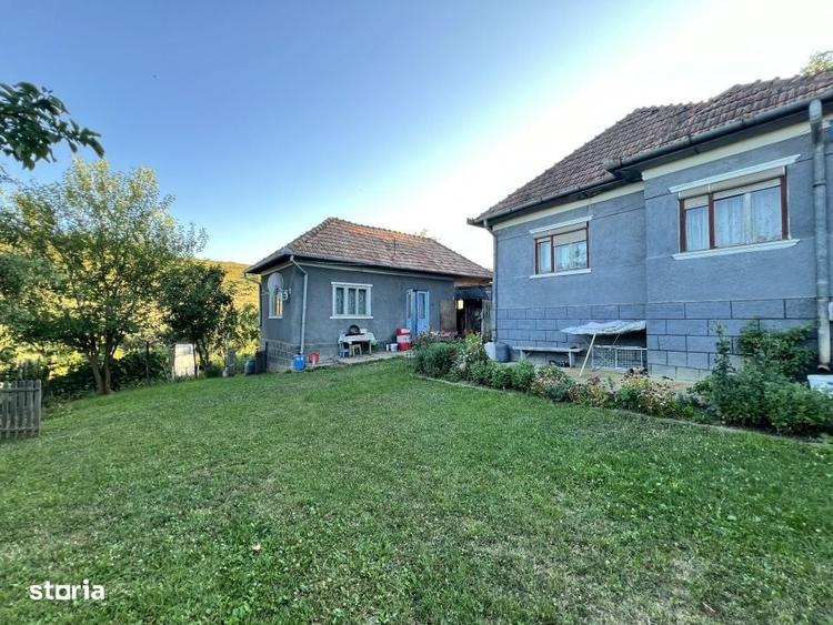Casă cu 4 camere în Pata