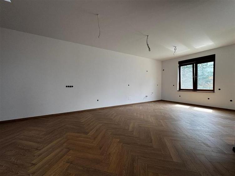 Duplex cu 4 camere cu Canalizare în Gruia