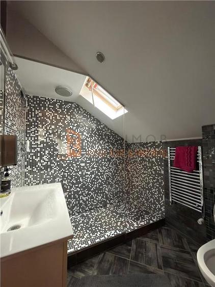 Casă individuală cu 6 camere cu Canalizare în 1 Decembrie