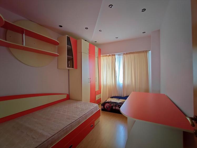 Apartament cu 4 camere decomandat, mobilat în Trocadero