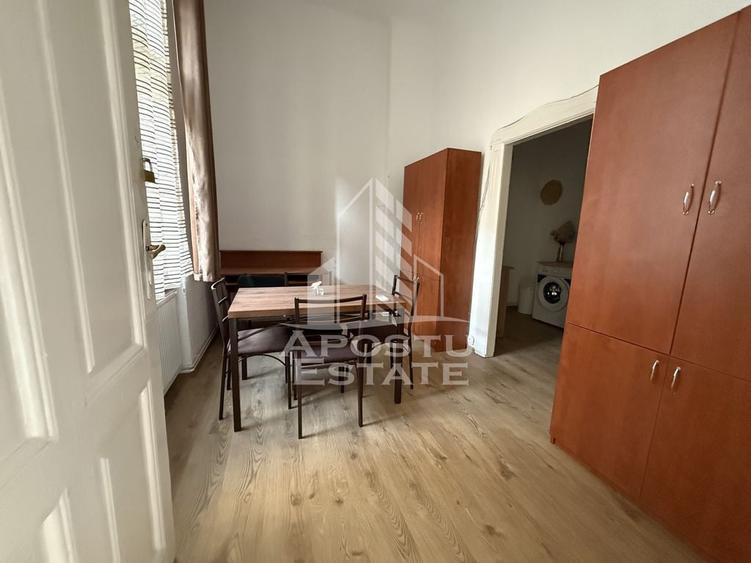 Apartament cu 3 camere semidecomandat în Central