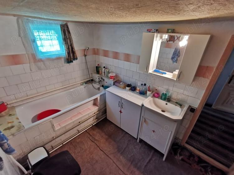 Casă cu 5 camere cu Teren 4365 Mp în Vidra