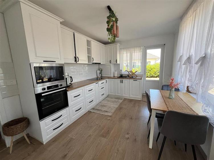 Casă cu 6 camere cu Teren 660 Mp în Sânmartin