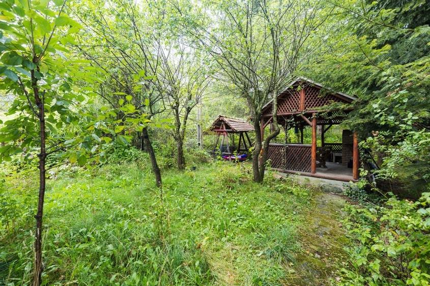 Casă individuală cu 7 camere cu Teren 1259 Mp în Bran