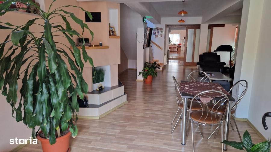 Casă cu 7 camere cu Teren 730 Mp în Central